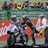 MotoGP na torze Motegi 2012 fotogaleria - plecak wsiada na moto